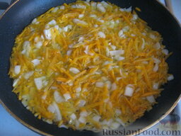 Рассольник вегетарианский: Разогреть сковороду. Налить растительное масло. В горячее масло выложить подготовленные лук и морковь. Тушить, помешивая, на среднем огне 1-2 минуты.