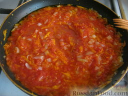 Рассольник вегетарианский: Затем добавить тертые помидоры. Тушить, помешивая, 3-4 минуты.