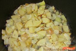 Суп-пюре из шампиньонов: Обжарить на масле лук до прозрачности.  Высыпать к луку картофель и слегка обжарить.