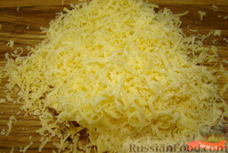 Завтрак из яиц: Натереть сыр на мелкой терке.