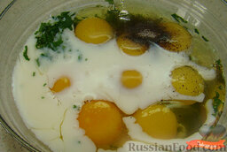 Завтрак из яиц: Разбить яйца, добавить молоко, зелень, посолить, поперчить.