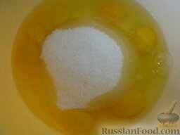 Бисквитный торт "Нежный": Добавить к яйцам сахар и ванильный сахар.