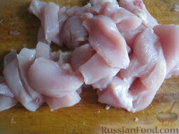Куриное филе, тушенное в молоке: Шкурку снять. Филе нарезать на кусочки.
