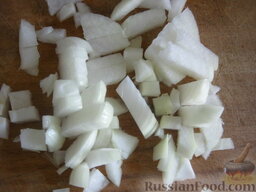 Куриное филе, тушенное в молоке: Почистить и помыть лук репчатый. Нарезать кубиками.