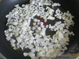 Блинчики с мясом: Разогреть сковороду. Налить растительное масло. Выложить лук. Обжарить на среднем огне, помешивая, до золотистого цвета.