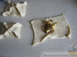 Закусочные слойки с начинкой: Сформировать слойки с начинкой в виде конвертиков, тщательно защепляя края.