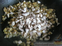 Закусочные слойки с начинкой: Добавить грибы. Тушить все вместе, помешивая, 5-7 минут. охладить.