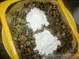 Баклажанные котлеты в картофельной шубе: Добавить к баклажанам муку и слегка взбитое яйцо. Посолить и перемешать.