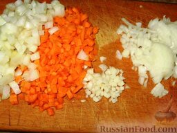 Итальянские куриные рулеты и соус "Маринара": Мелкими кубиками режем сельдерей, морковь, лук и чеснок.