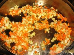 Итальянские куриные рулеты и соус "Маринара": Добавляем сельдерей и морковь. Солим и перчим. Обжариваем, пока все овощи не станут мягкими, минут 10.