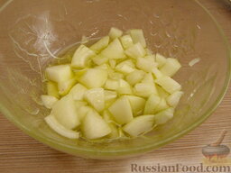 Фасолевый суп в микроволновке: Перемешайте нарезанный лук с оливковым маслом.
