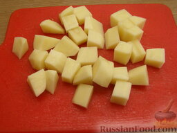 Фасолевый суп в микроволновке: Картофель нарежьте мелкими кубиками (1,5-2 см).