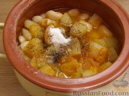 Фасолевый суп в микроволновке: Добавьте соль и перец. Аккуратно перемешайте суп.    Готовьте фасолевый суп под крышкой при максимальной мощности 2-3 минуты.
