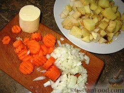 Суп с бобами и белыми грибами: Кубиками порезать картофель, кружочками – морковь и мелко порезать лук.