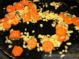 Суп с бобами и белыми грибами: На сливочном масле спассеровать лук и морковь.