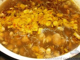 Суп с бобами и белыми грибами: К грибам добавить картофель и бобы. Варить суп из бобов с грибами 15 минут. Добавить обжаренные лук с морковью. Посолить. Варить 3 минуты. Посыпать мелко порезанной петрушкой.