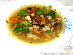 Суп с бобами и белыми грибами: В тарелке суп из бобов с белыми грибами посыпать свежемолотым перцем.  Приятного аппетита!