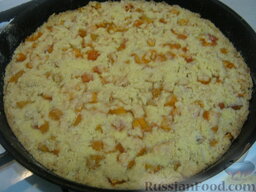 Пирог песочный с абрикосами: Выпекать песочный пирог с абрикосами в духовке при температуре 200 градусов 30 минут. Пирог песочный с абрикосами готов. Дать пирогу остыть.