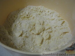 Пирог песочный с абрикосами: Добавить в миску маргарин. Все ингредиенты для теста смешать до получения крошки.