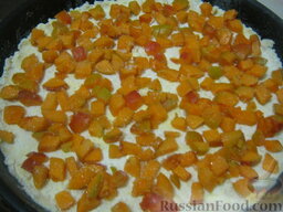Пирог песочный с абрикосами: Выложить абрикосовую начинку.