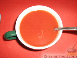 Окрошка на томатном соке: Приготовить заливку для окрошки на томатном соке.   Томатный сок соединяем с рассолом от соленых или малосольных огурчиков(или помидор). Добавить сок половины лимона и несколько капель  соуса Табаско. За неимением Табаско,можно использовать молотый красный острый перец. Охладить