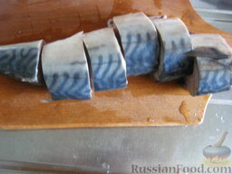 Скумбрия с луком и майонезом в мультиварке: Тушку скумбрии хорошо промыть, порезать на порционные куски.