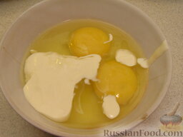 Нежный летний омлет на сметане: Взбить яйца со сметаной.