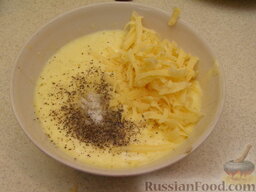 Нежный летний омлет на сметане: Добавить сыр, соль и перец к яйцам.