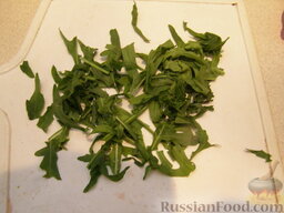Пряный салат с фасолью: Рукколу крупно нарезать или порвать руками.