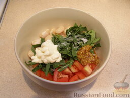 Пряный салат с фасолью: Смешать все ингредиенты, добавить в салат с фасолью и помидорами майонез и горчицу в зернах. Перемешать.