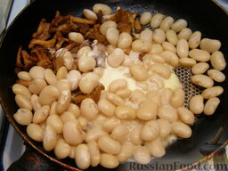 Соте из фасоли с лисичками: Добавить отварную фасоль и сметану. Можно добавить черный молотый перец, но это по желанию. Тушить соте из фасоли с грибами под крышкой 15 минут.