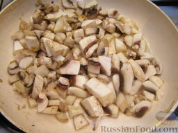 Банош (гуцульская кукурузная каша): На сковороде разогреваем растительное масло. Жарим грибы, помешивая, на среднем огне 20 минут.