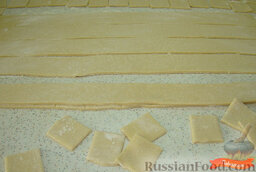 Чучвара: Раскатать тесто для чучвары в тонкий пласт, разрезать на одинаковые квадратики 4x4 см.
