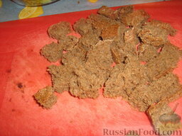 Салат "Гриль": Ржаной хлеб режем кубиками и подсушиваем на сковороде-гриль или в духовке.