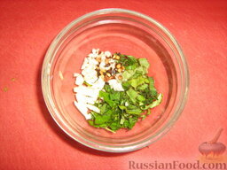 Салат "Гриль": Теперь подготовим заправку для салата, она тоже должна постоять. В мисочку помещаем немного измельченного острого перца, измельченные листья свежего базилика и измельченный чеснок.