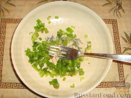 Окрошка с креветками: Как приготовить окрошку с креветками:    Зеленый лук и мяту измельчить и растереть с солью.