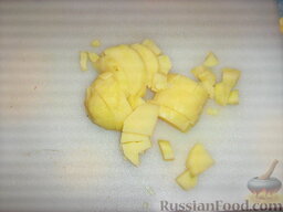 Окрошка с креветками: Картофель отварить и порезать кубиками.