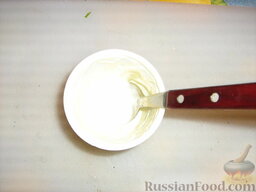 Окрошка с креветками: В йогурт добавить горчицу по вкусу, размешать.