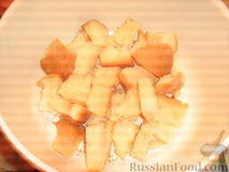Томатная похлебка с хлебом: Черствый хлеб режем кубиками и слегка подсушиваем на сковороде без масла или в духовке.