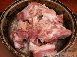 Свиные ребрышки в маринаде из меда и соевого соуса: Ребра вымыть, разрезать на порционные кусочки. Посолить и поперчить.