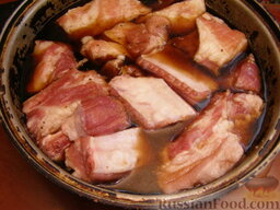 Свиные ребрышки в маринаде из меда и соевого соуса: Залить ребрышки маринадом и поставить в холодильник на 2 часа.