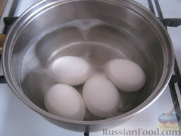 Яйца-грибочки: Как приготовить грибочки из яиц с помидорами:    Яйца отварить вкрутую.