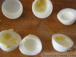 Яйца-грибочки: Вынуть желток из половинок яиц.