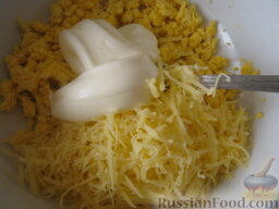 Яйца-грибочки: Желток выложить в тарелку и размять вилкой. Добавить тертый сыр. Посолить и поперчить по вкусу. Добавить майонез, 1-2 ст. ложки.