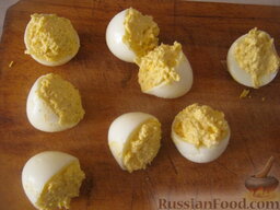 Яйца-грибочки: Нафаршировать начинкой половинки яиц.