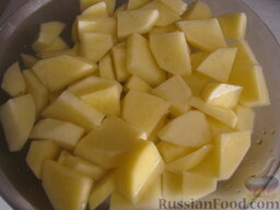 Суп харчо из свинины: Очистить, помыть и нарезать кубиками картофель (по желанию, в классический рецепт картофель не входит).