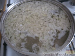 Суп харчо из свинины: Когда мясо сварилось, добавить рис, лук и картофель (по желанию). Варить 15-20 минут.