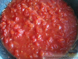 Суп харчо из свинины: Разогреть сковороду. Налить растительное масло. В масло выложить помидоры. Тушить на среднем огне, помешивая, 5-7 минут.