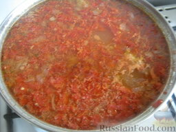 Суп харчо из свинины: Выложить помидоры в суп. Посолить и поперчить. Добавить специи. Варить 5 минут.
