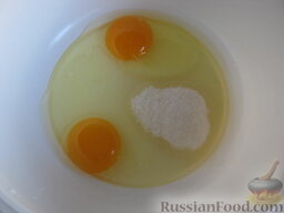 Пышные оладьи на кислом молоке: Как приготовить пышные оладьи на кислом молоке:    В миску вбить 2 яйца, добавить соль, сахар.